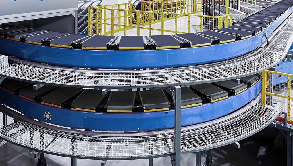 Convoyeur courbe automatisé en entrepôt logistique